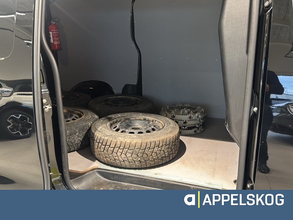 Peugeot e-Expert Pro+ L2 50 kWh |RÄNTA 3,99%|V-HJUL INGÅR| thumbnail