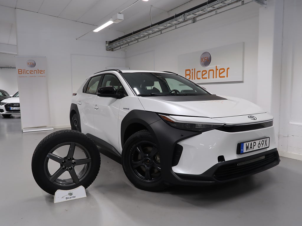 Toyota bZ4X 71.4 kWh AWD V-Däck ingår Kamera-Rattvärme-AdaptivFH-Ke