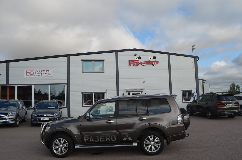 Mitsubishi Pajero 3.2 Di-D 4WD 200 hk 7-sits Drag D-Värmare En Ägare