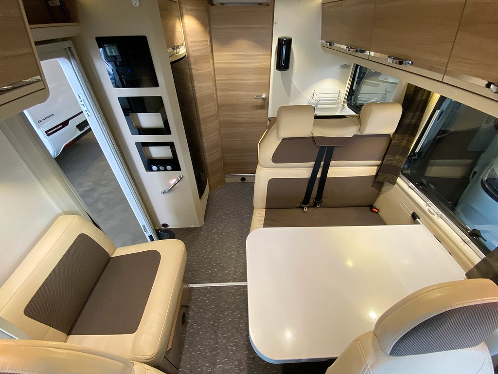 Adria Coral 670 SL / B-körkort / Solcell / Långbädd / Garage - Adria