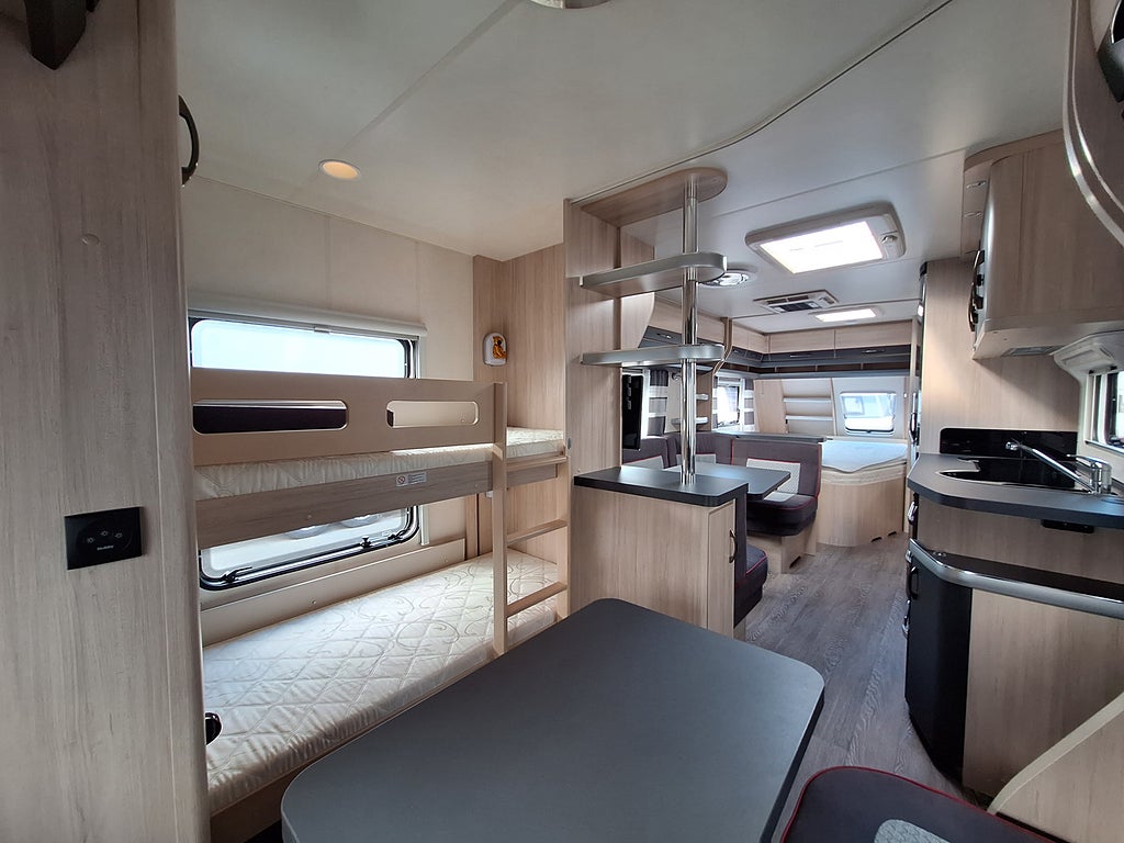 Hobby De Luxe Edition 650 KMFe Barnkammare, 1 Ägare, AC