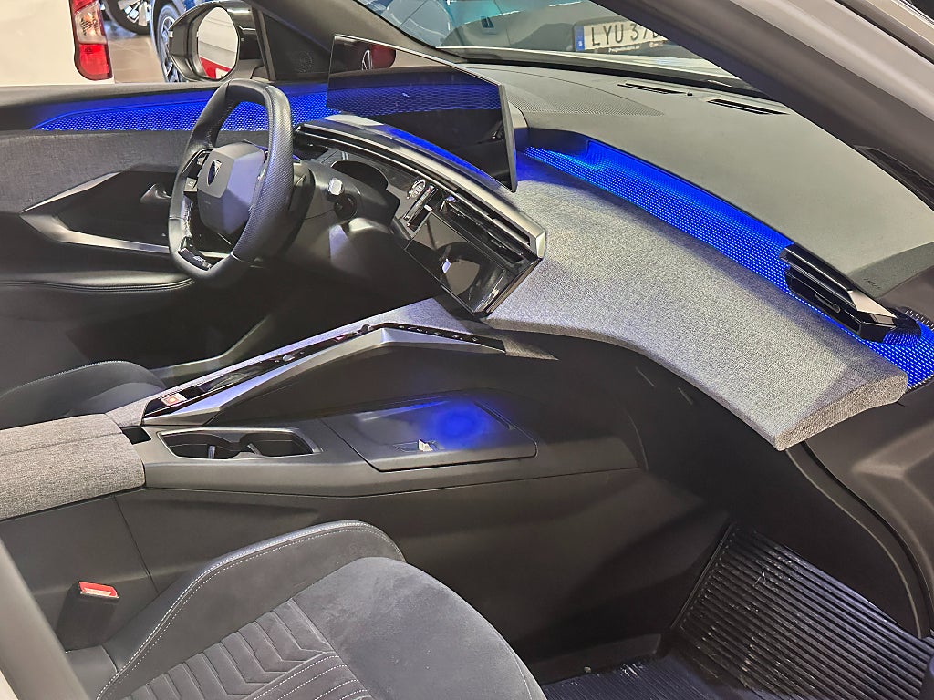 Peugeot E-5008 GT 73 kWh 7-säten Dragkrok, Elbaklucka, B-kam, Navi thumbnail