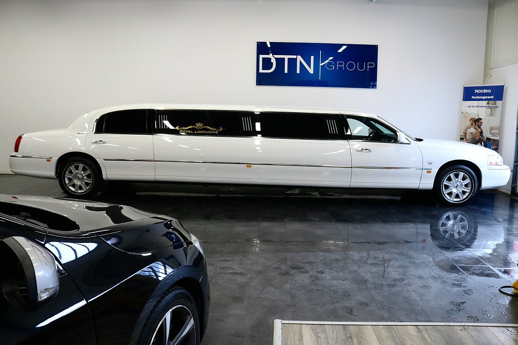 Lincoln Town Car Stretch 4.6 V8 SOHC/LIMOUSINE/VÄSKÖTT/FULLSERVAD/MOMS