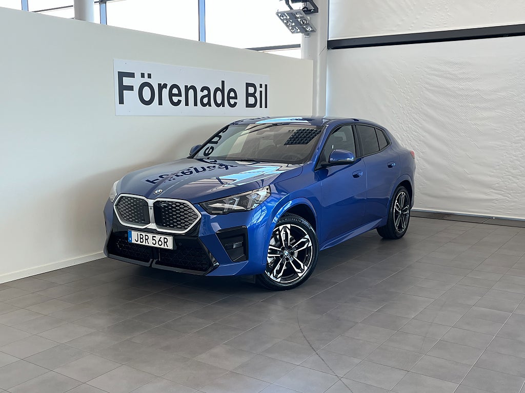 BMW iX2 xDrive30 M Sport Dragkrok 19" Rattvärme Park Assist 
