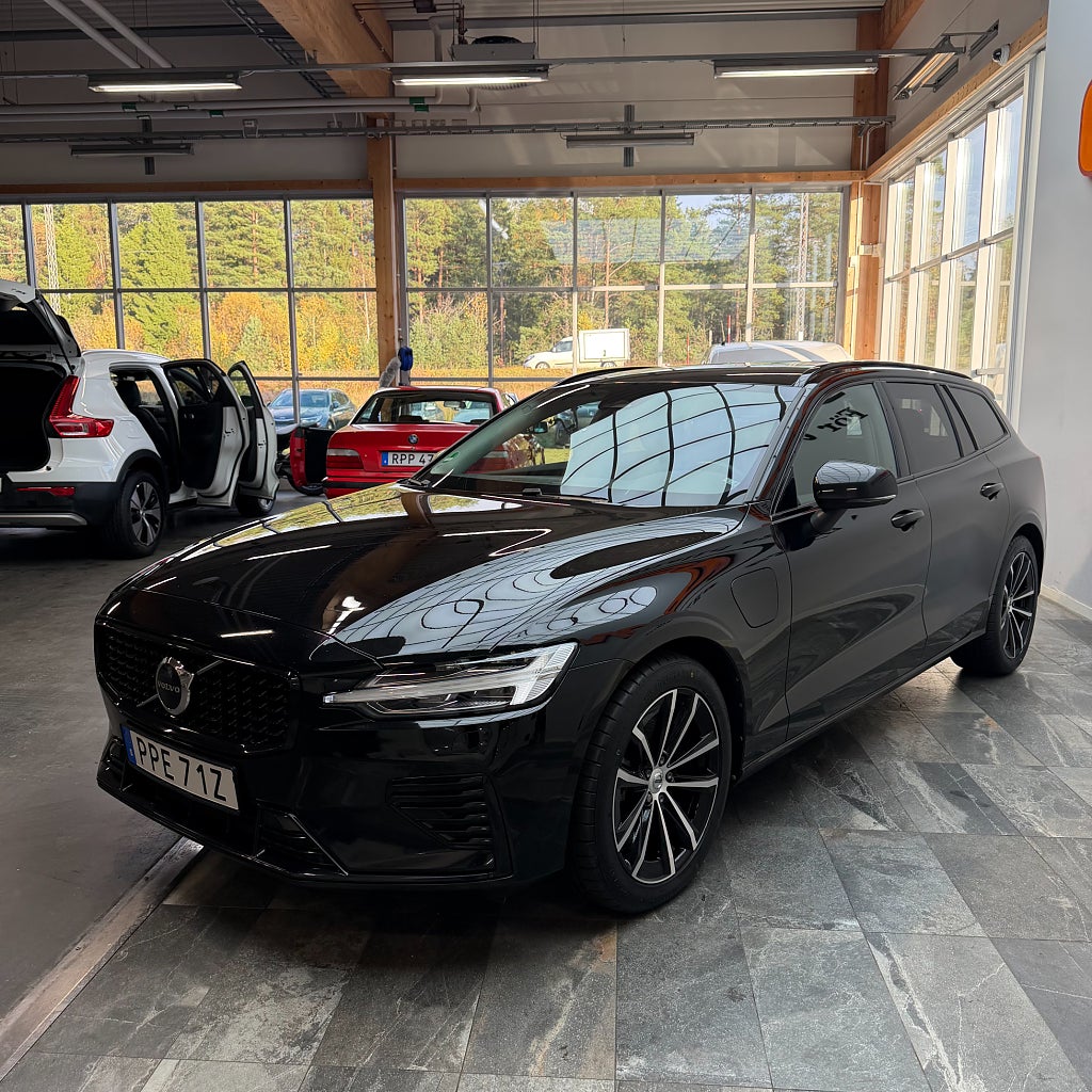 Volvo V60 Recharge T6 AWD Plus Dark H&K Backkamera Värmare Drag
