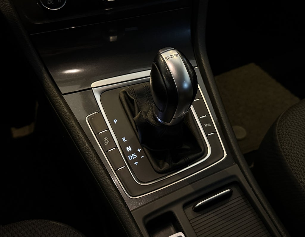Volkswagen Golf 5-dörrar 1.6 TDI DPF  NYSERVAD DRAG CARPLAY