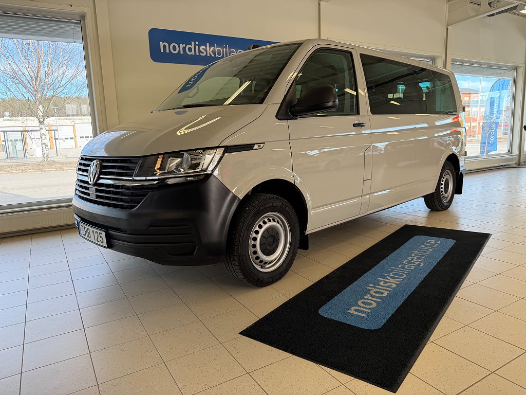 Volkswagen Transporter 9sittplatser T6 Kombi 2.0TDi *RAMP EL* Moms *1400mil* 