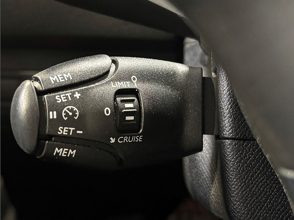 Bild på Peugeot 308 5D Allure 1.2 PT 130hk - CARPLAY, BACKSENSORER