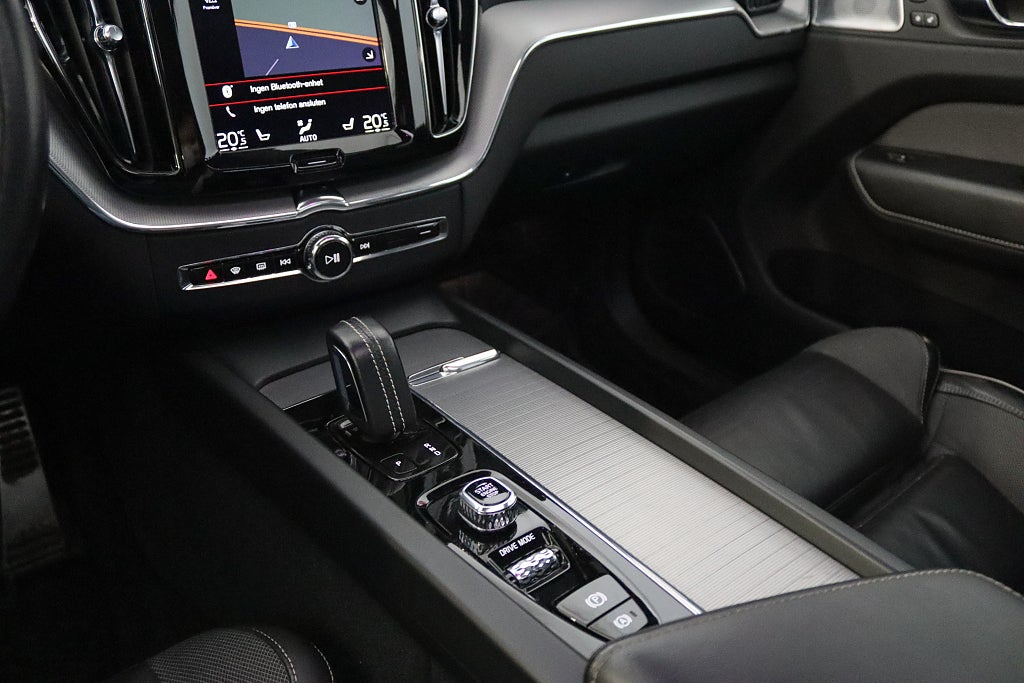 Volvo XC60 B5 AWD R-Design Pano B&W B-kamera HuD Drag