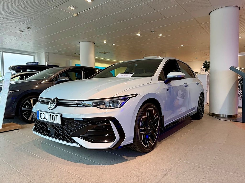 Volkswagen Golf R-Line 1.5 eTSI (150hk) Aut Värmare Drag