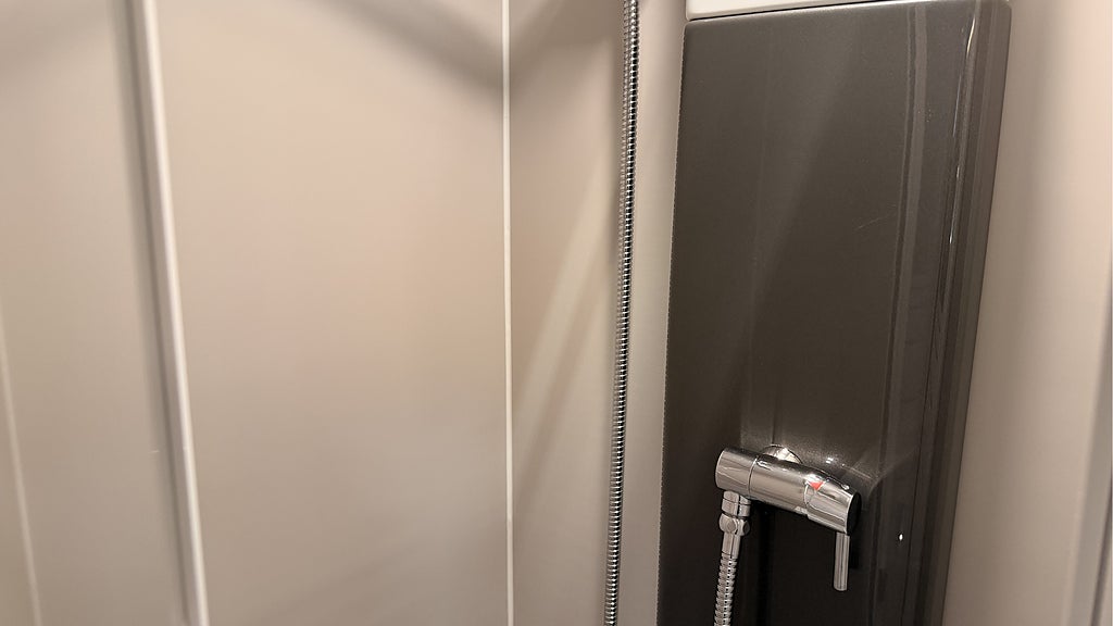 Adria Adora 673 PK Barnkammare dubbeldörr ALDE Dusch Ung Tv Golv värme