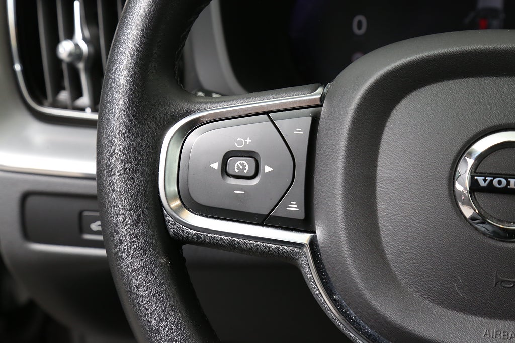 Volvo XC60 Recharge T6 350hk AWD Core Edition Drag Pano Leasbar 2023