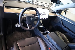 SUV Tesla Model Y 8 av 16
