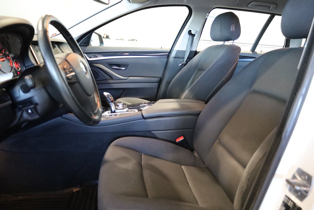 BMW 520 d Touring Aut Drag PDC Connected Blåtand Rattvärme 2016