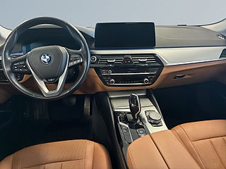 BMW 530e xDrive Touring MOMS Drag Kamera Rattvärme Navi S&V-däck