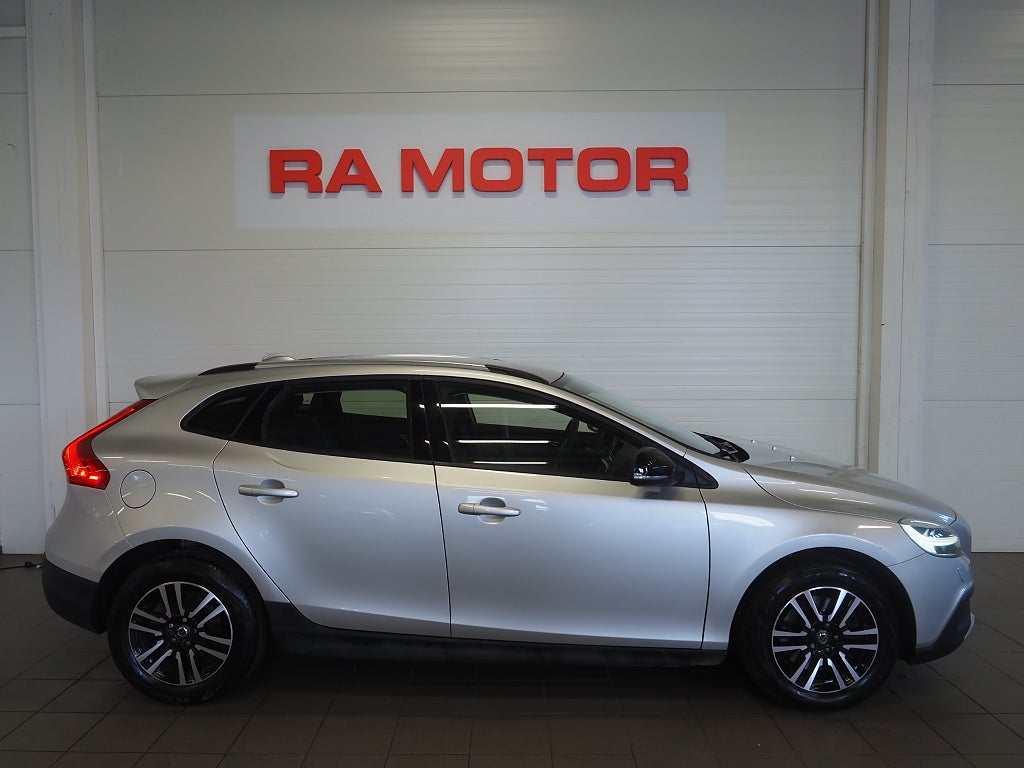 Volvo V40 Cross Country T3 Geartronic Automat 152hk Momentum Navi Värm 2018