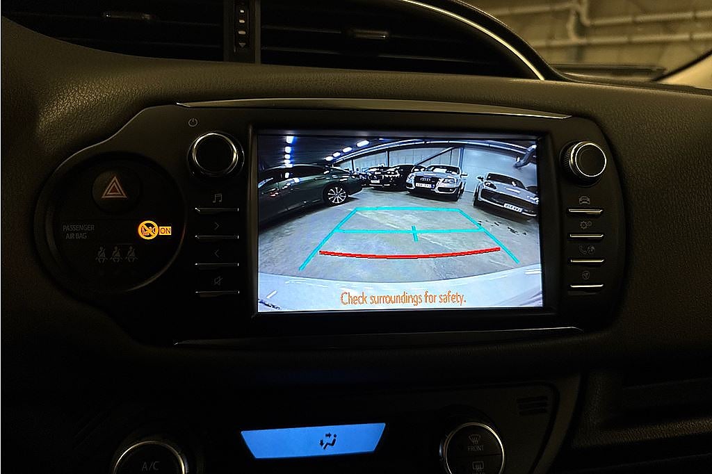 Toyota Yaris Hybrid, 1 brukare, FR 2,95%, P-sensorer fr & bak, tonade rutor