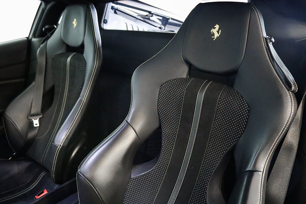 Ferrari F8 Tributo 3.9 V8 720 hk Kolfiber JBL Svensksåld