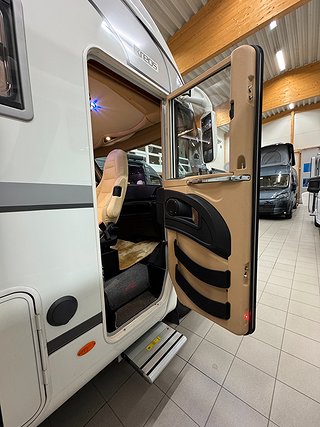 Husbil-integrerad Laika Kreos 8012 IVECO 180HK AUT 23 av 27