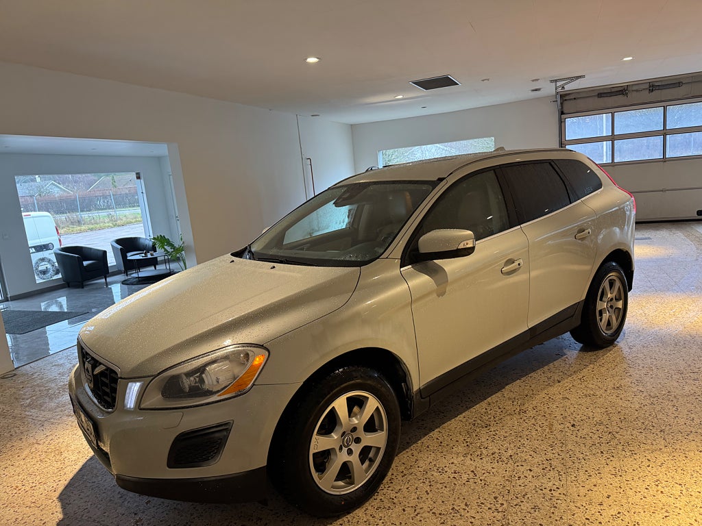 Volvo XC60 D5 AWD drag  Summum 215hk välvårdad 