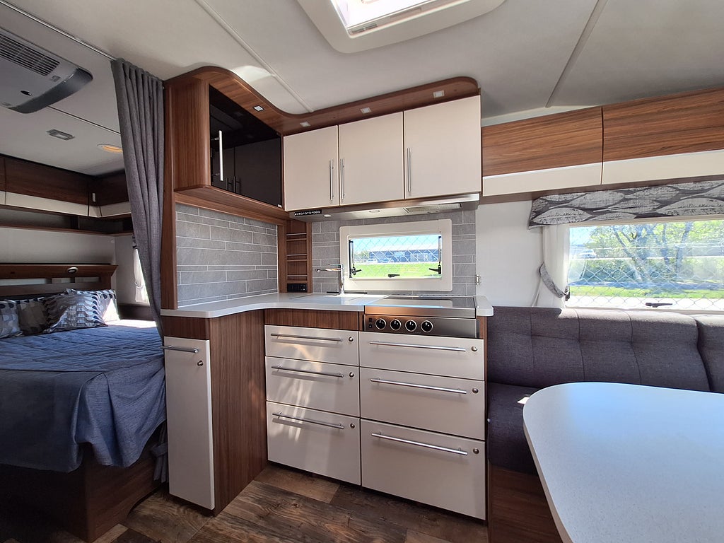 Polar Edition 590 TR DB Dubbelbädd, AC, Tält -2024