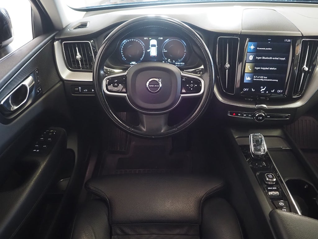 Volvo XC60 Recharge T6 AWD Inscription Pano Drag VOC Kamera Läder 2021