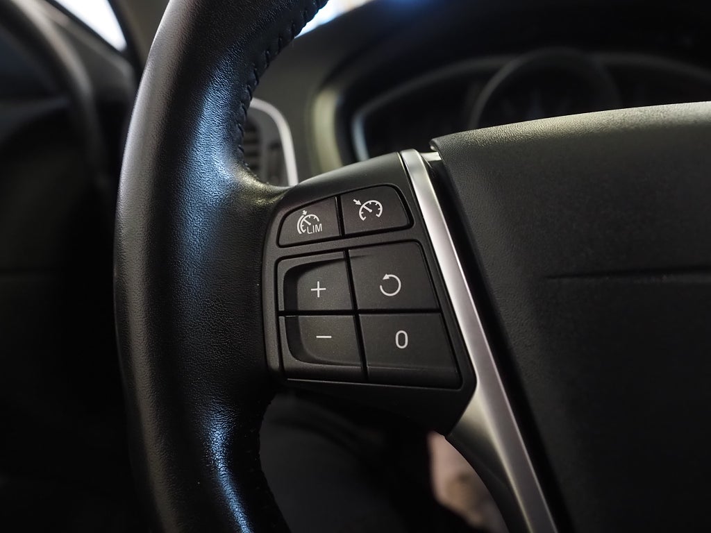 Volvo V40 Cross Country T3 Geartronic Automat 152hk Momentum Navi Värm 2018