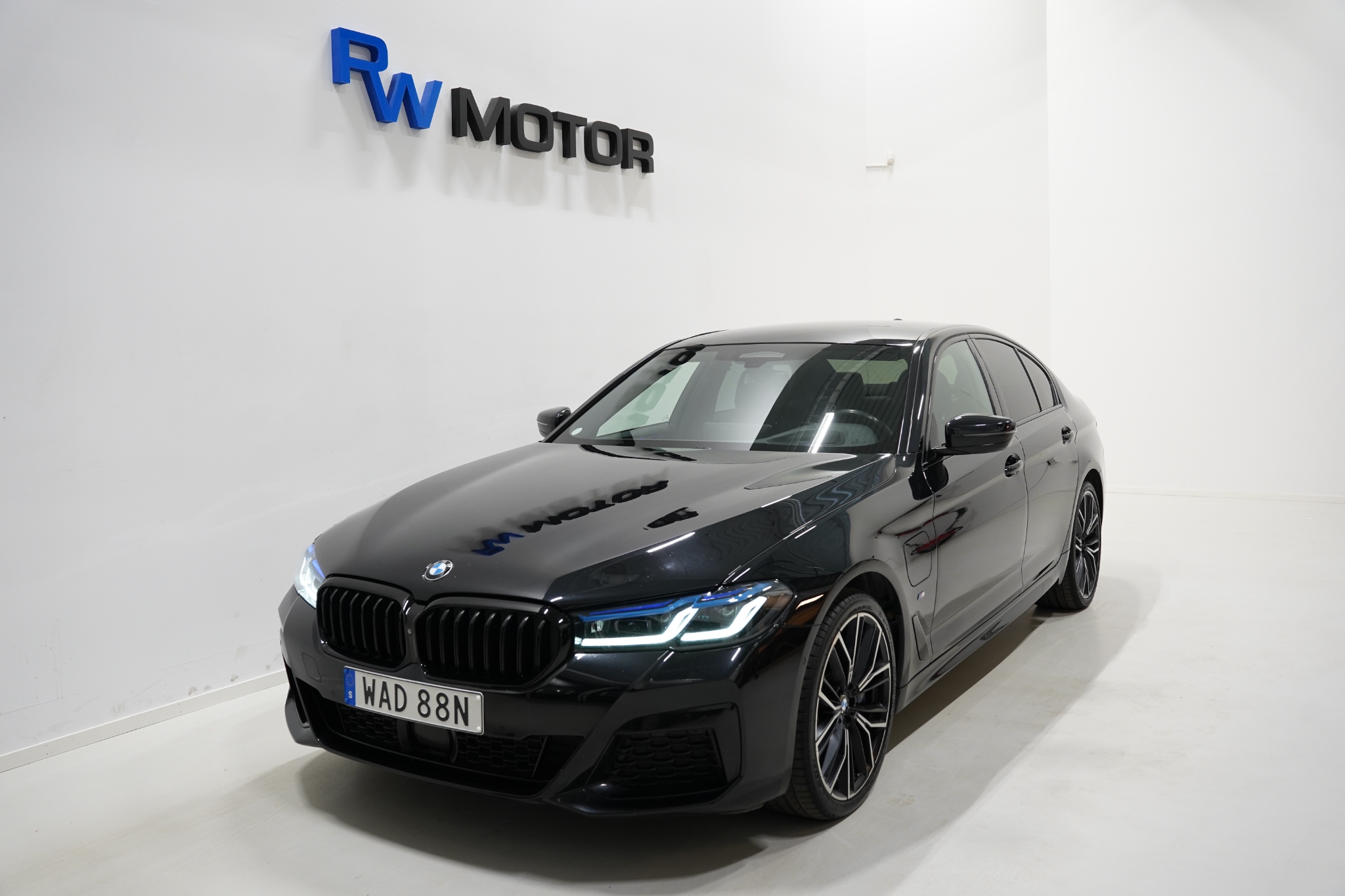 BMW 545 2021, kuva 2/64