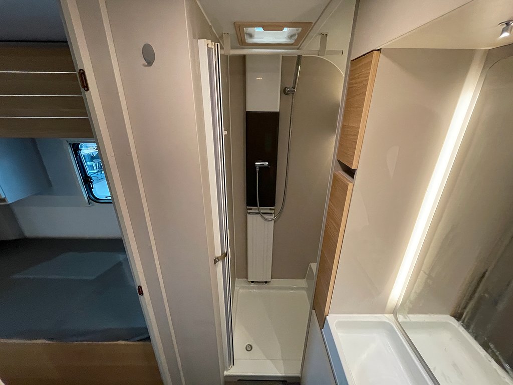 Adria Adora 613 HT / ALDE / Solcell / Långbäddar / Ugn - Adria