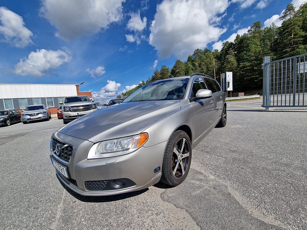 Volvo V70 T4F 180hk Automat Momentum Dragkrok Nyservad Välvårdad 