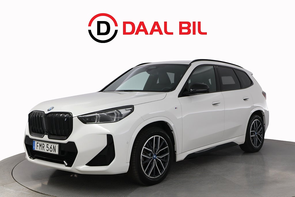BMW iX1 xDRIVE30 64,7 kWh 306HK M-SPORT DRAG P-VÄRM HUD 3D-VIEW