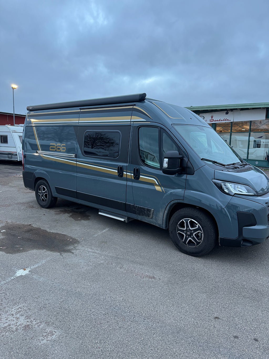 Bürstner B66 C600 6 meter lång, automatlåda 140hk, 600kg lastvikt, tv!