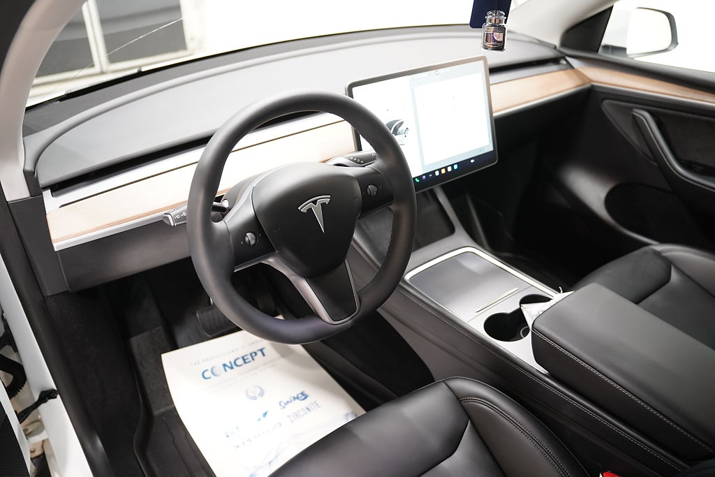 Tesla Model Y Standard Range 299hk / Dragkrok / En ägare