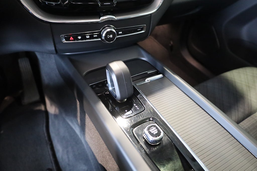 Volvo XC60 Recharge T6 AWD Geartronic Core Edition Drag Navi Moms