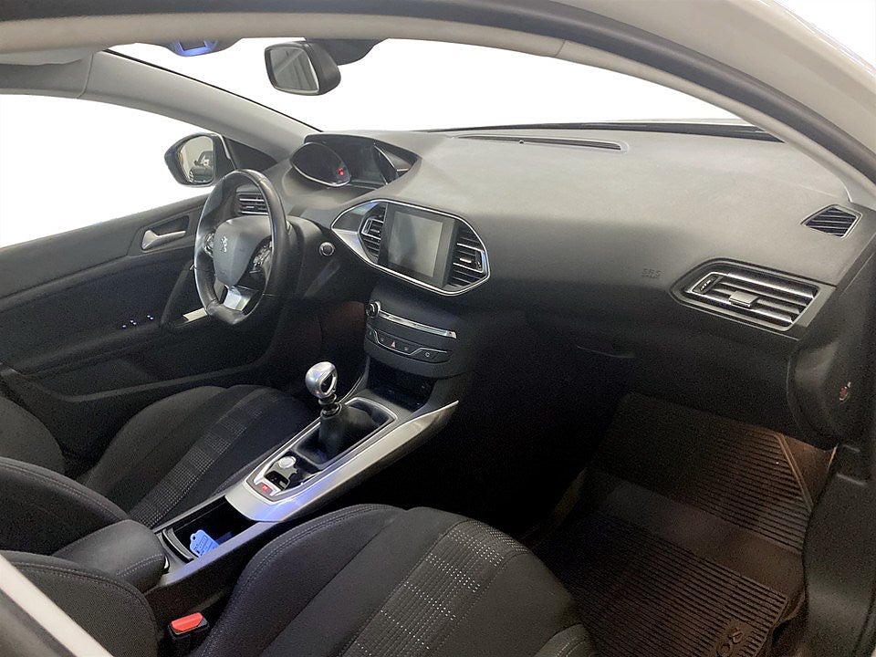 Bild på Peugeot 308 SW Allure 1.2 PT 130hk - PANO, P-SENSORER