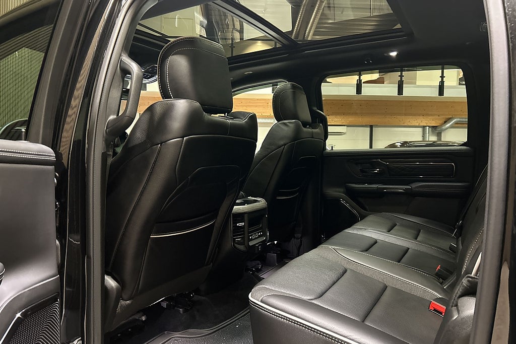 Dodge RAM 1500 Limited Night Rambox delad lucka 540hk lågskatt
