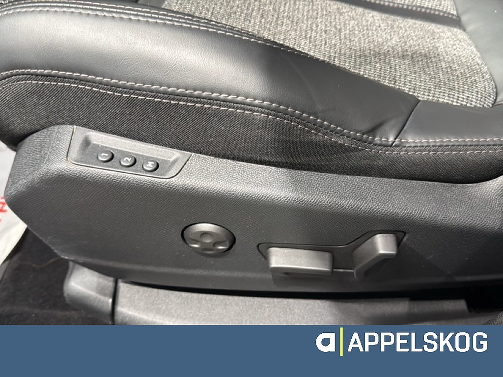 Peugeot 3008 ALLURE 1.6 BlueHDi 120hk AUT |RÄNTA 3,99%|V-HJUL INGÅR| thumbnail