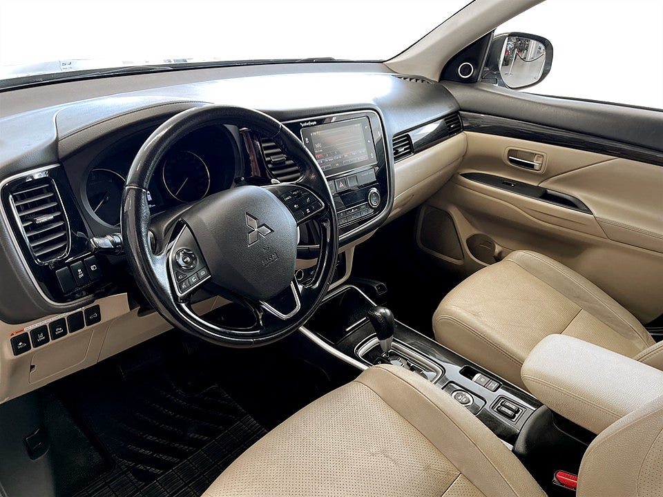 Bild på Mitsubishi Outlander Business 2.2 Di-D 150hk Aut 4WD B-KAMERA ELSTOL