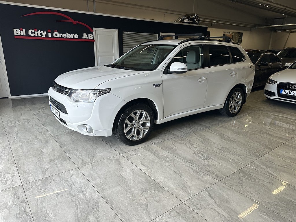 Mitsubishi Outlander PHEV CVT Business / 1-Ägare / GPS / B-Kamera / Nyservad