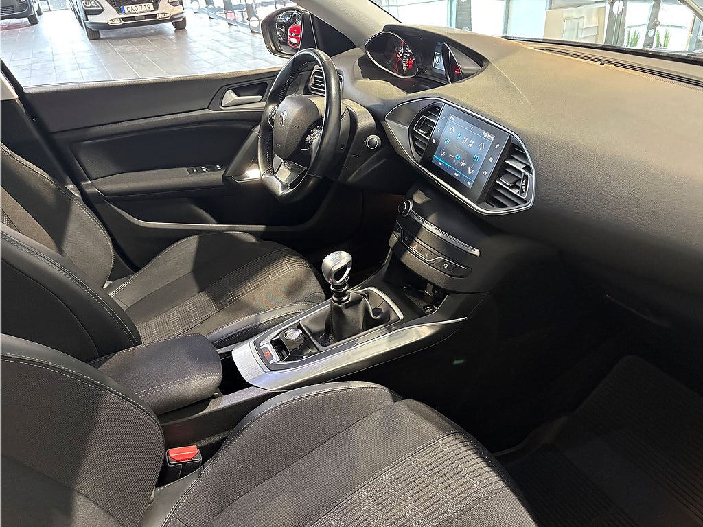 Bild på Peugeot 308 5D Allure 1.2 PT 130hk - CARPLAY, BACKSENSORER