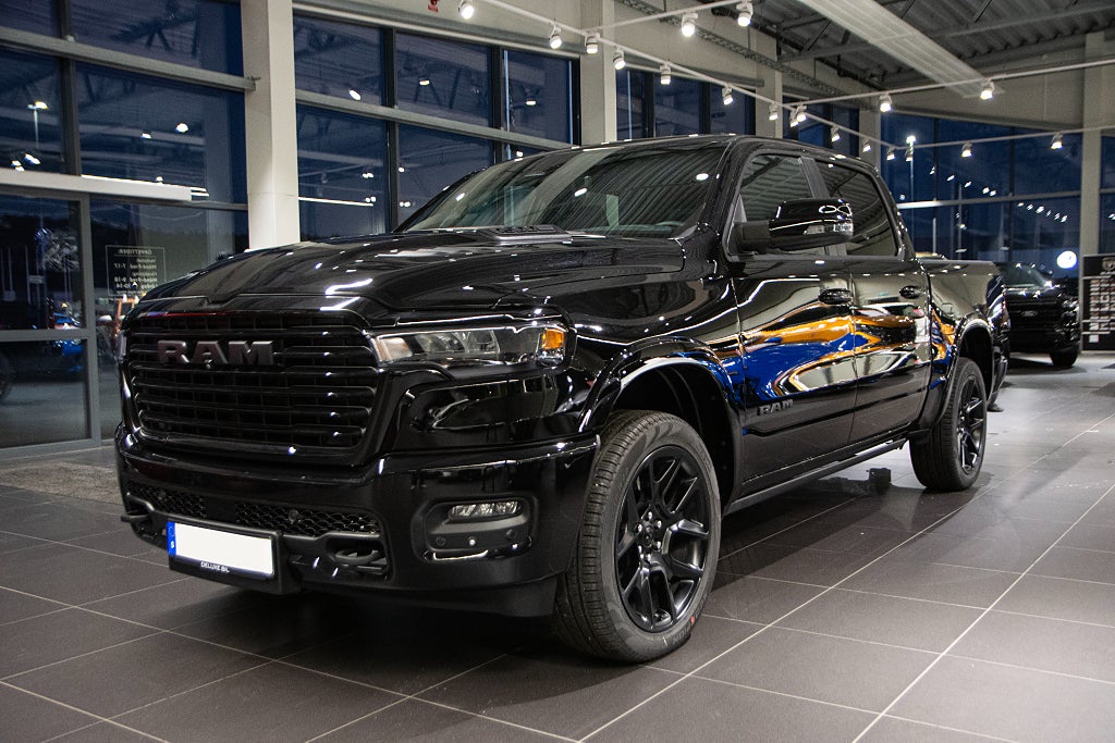 Dodge RAM 1500 Laramie Night Premium 426hk LÅG SKATT E85