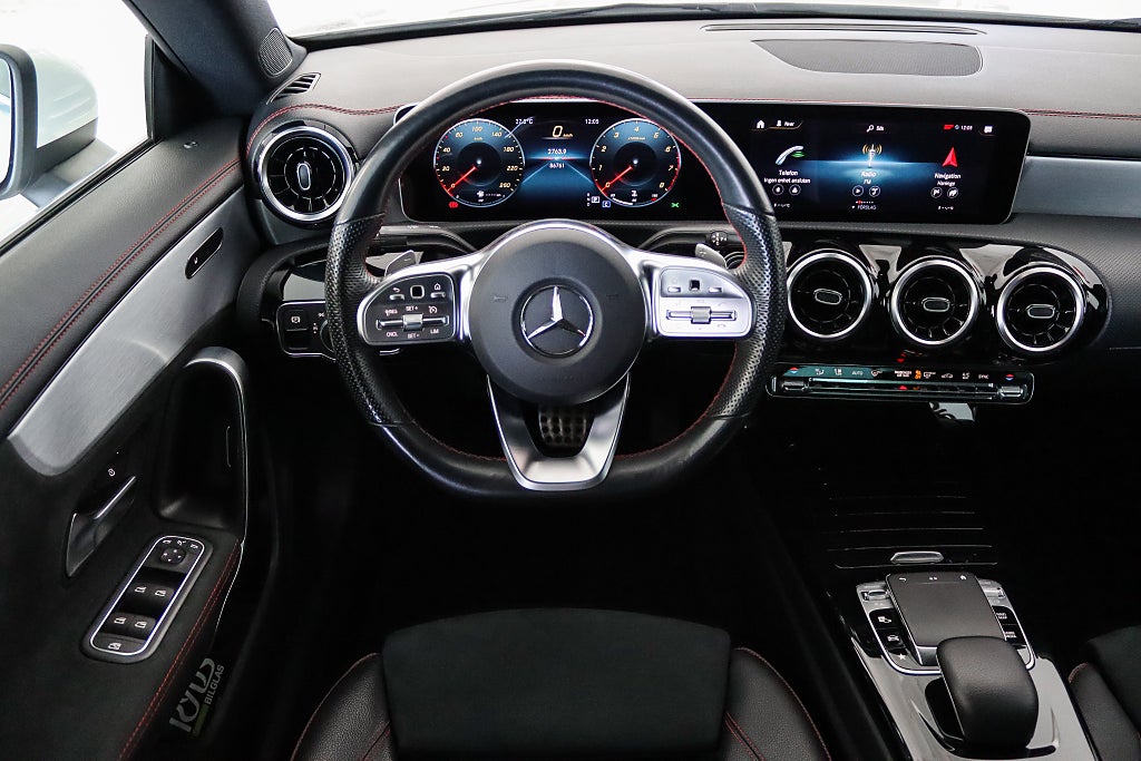 Mercedes-Benz CLA 180 Nyservad AMG Widescreen B-kamera Navi Alcantara