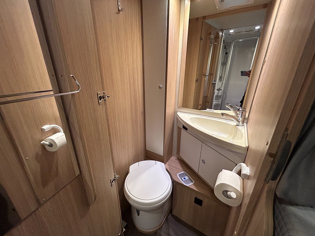 Sunlight Capron T68 / Taksäng /Solcell / Ugn / Utv. dusch  - Sunlight