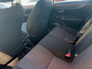 Halvkombi Toyota Yaris 36 av 39