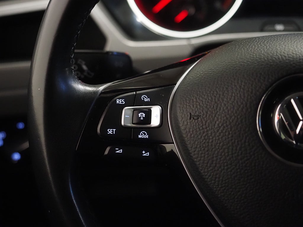 Volkswagen Touran 7-sits 1.2 TSI 110hk Kamera Drag Carplay 2018