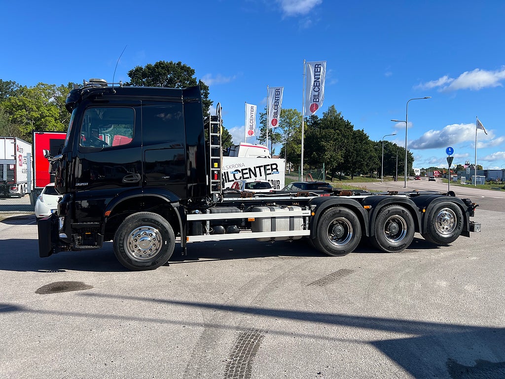 Mercedes-Benz Arocs 3251 Tridem Lastväxlare, Fullt Plogutrustad