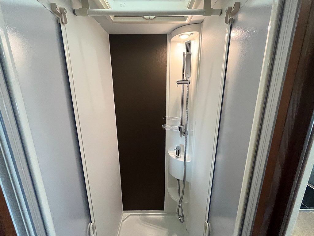 Adria Sonic Plus 700 SL / Automat 150hk / Solcell x2 / Ugn - Adria
