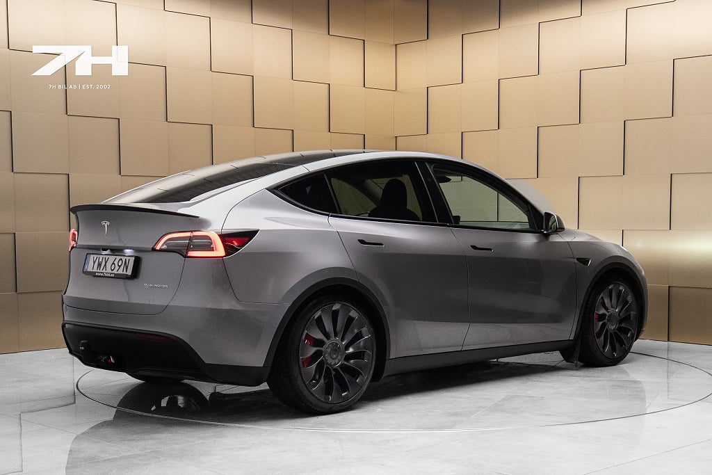 Tesla Model Y Performance / Dragkrok / Autopilot