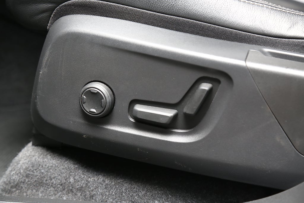 Volvo XC40 Recharge Twin Pro P8 AWD 360° H/K Pano Skinn 20" Drag 2022