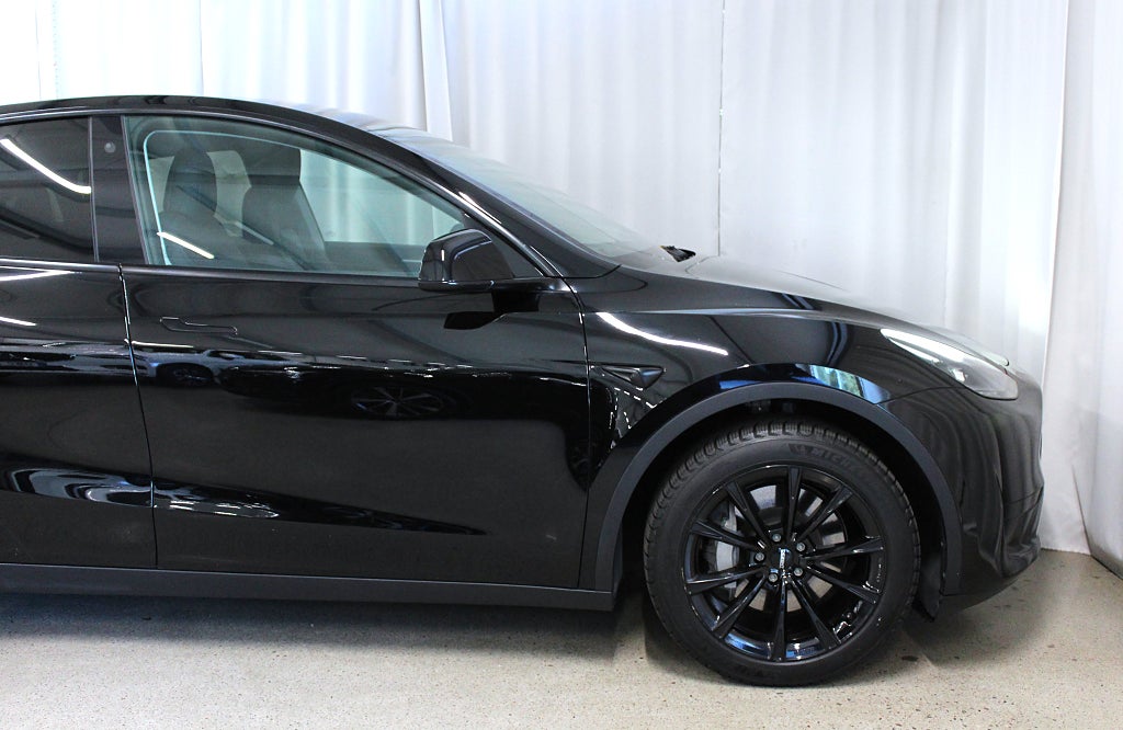 Tesla Model Y Standard Range RWD 299HK, Drag, Värmepump, 3,99% Ränta